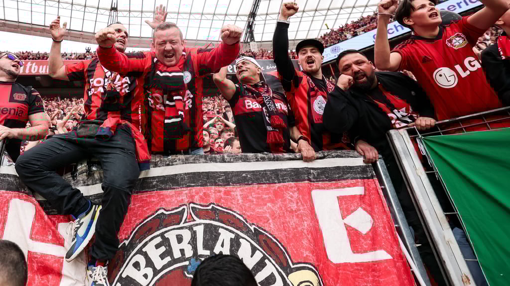 Fans von Bayer Leverkusen bejubeln die Meisterschaft.