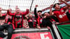 Fans von Bayer Leverkusen bejubeln die Meisterschaft.
