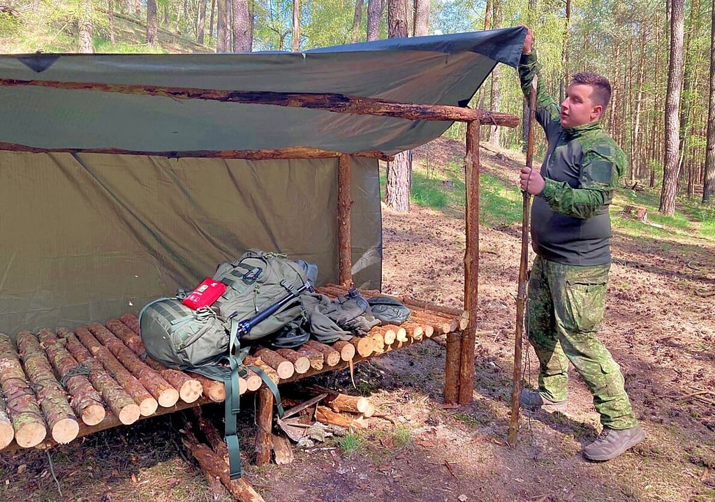 Das Tarp über den Shelter zu spannen dauert nur wenige Augenblicke.