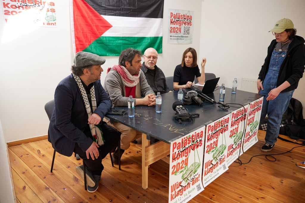 Yuval Gal (l-r), Dror Dayan, Wieland Oban, Karin De Rigo und Nadija Samour vom umstrittenen "Palästina-Kongress“ geben eine Pressekonferenz in der Skalitzer Straße in Kreuzberg.