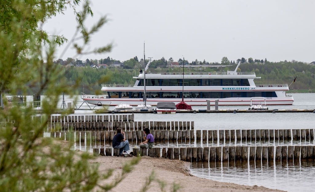 Das Ausflugsschiff MS Markkleeberg ist auf dem Markkleeberger See unterwegs.