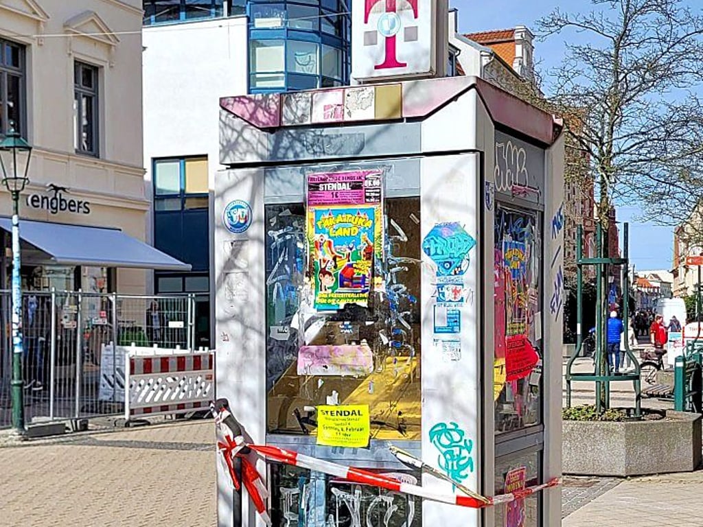 Die Telefonzelle in der Breiten Straße in Stendal könnte ein schlechtes Licht auf die Stadt werfen, vermutet eine Volksstimme-Leserin.