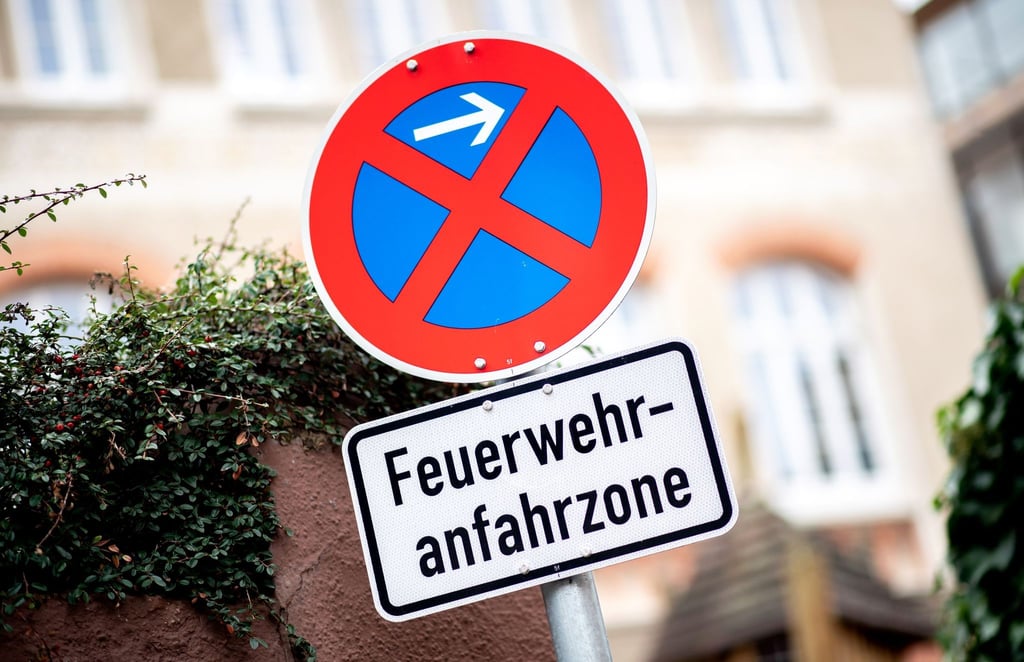 EIn Halteverbots-Schild und ein Zusatzzeichen mit der Aufschrift „Feuerwehranfahrzone“ weisen auf ein absolutes Halteverbot hin.