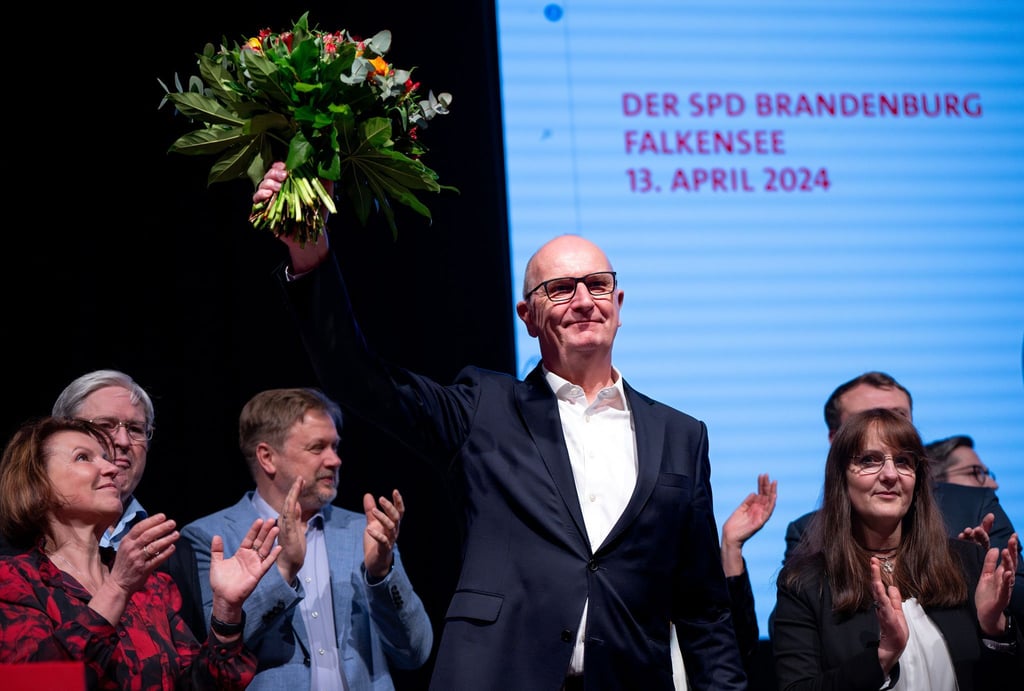 Dietmar Woidke (M, SPD), Ministerpräsident von Brandenburg, freut sich.