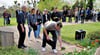 Elftklässler des Gymnasiums Francisceum Zerbst legten Blumen an den Walternienburger Soldatengräbern nieder. Hier wird der Opfer der Kämpfe um den Brückenkopf Barby gedacht.