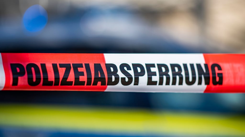 Polizeiabsperrung aufgrund einer möglichen Gefahr: Auf einem Feld bei Altenklitsche tauchte eine Wurfgranate auf.