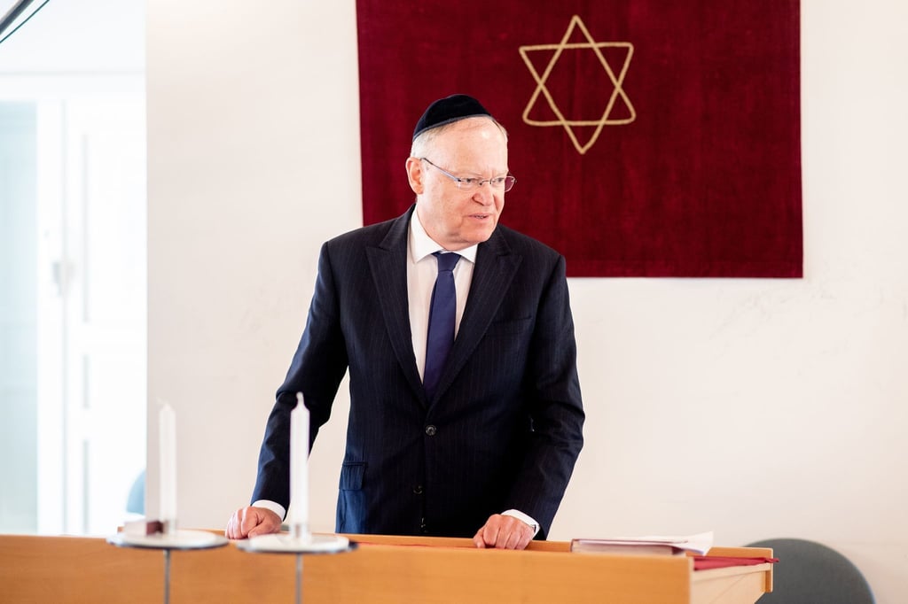 Stephan Weil (SPD), Ministerpräsident in Niedersachsen, spricht bei einem Besuch der Synagoge vor Mitgliedern der jüdischen Gemeinde.