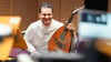 Von der Straße auf die Bühne: Hesham Hamra, ein syrischer Musiker, spielt in der Staatsphilharmonie Rheinland-Pfalz das Saiteninstrument Oud.