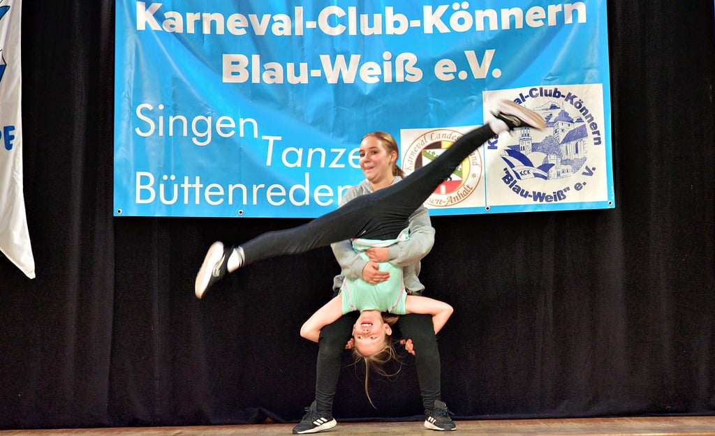 Romy (vorn) und Clara beweisen auf der Bühne im Kulturhaus Könnern ihr Können bei der Talentshow des Karneval Clubs.