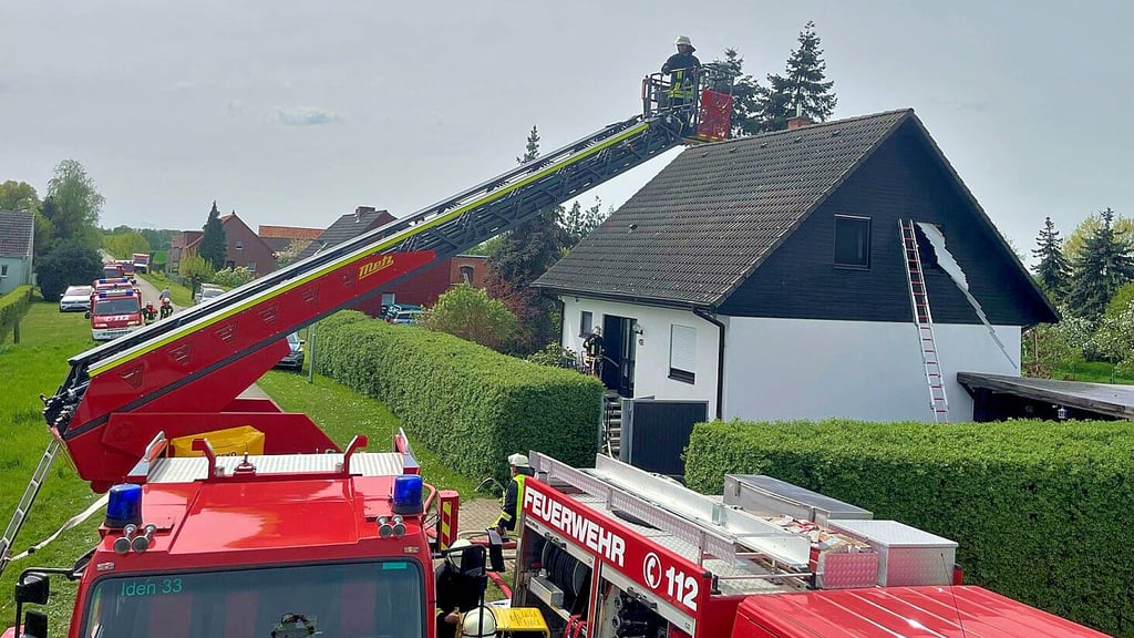 Brand in einem Einfamilienhaus in Sandauerholz am Sonnabend, 13. April. Das Feuer ist in einem Zimmer des Obergeschosses ausgebrochen.