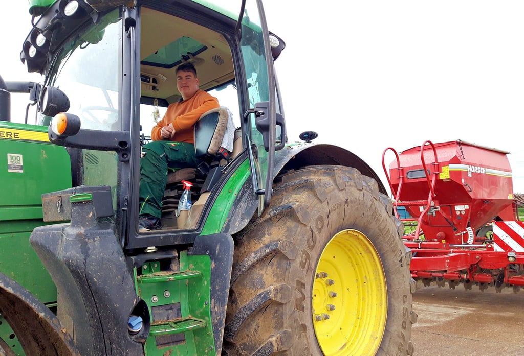 Paul Wehling nimmt schon mal Platz: Nicht nur Traktorfahren gehört künftig zu seinem Job in der Landwirtschaft.