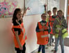 Die Schülerlotsen Lotti (von links), Finja ,Romy, Konstantin und Mila zeigen den Besuchern der Welslebener Schule das Graffiti-Projekt. 