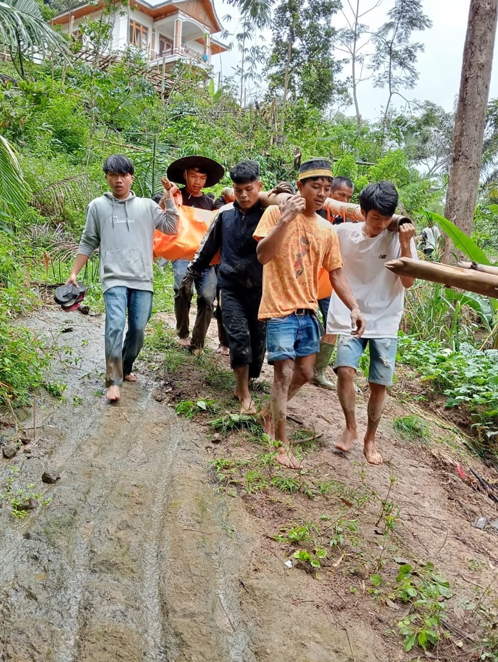 Ein Opfer wird geborgen: Bei Erdrutschen auf der indonesischen Insel Sulawesi sind mehrere Menschen ums Leben gekommen.