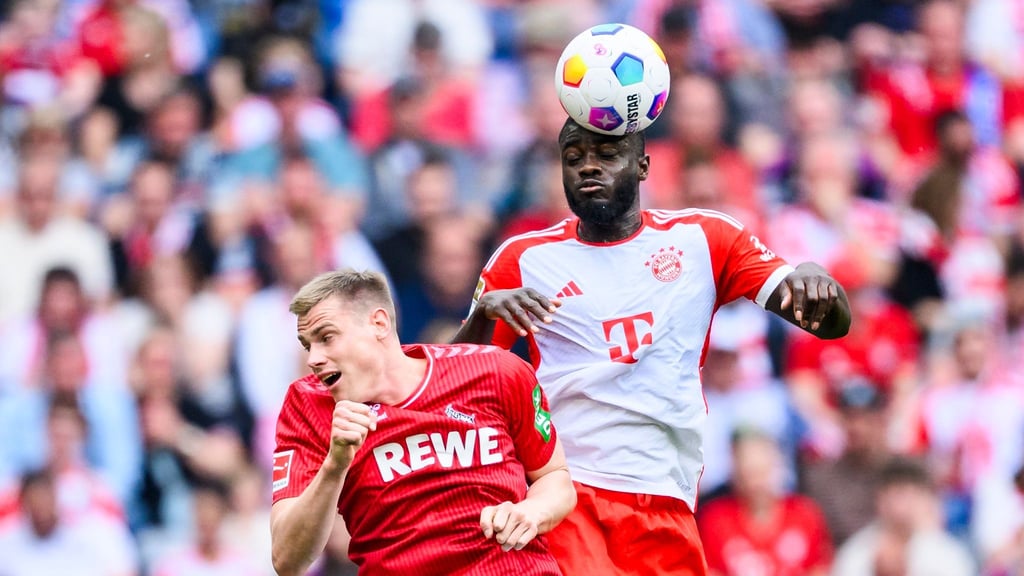 Bayerns Dayot Upamecano (r) im Zweikampf mit Kölns Steffen Tigges.