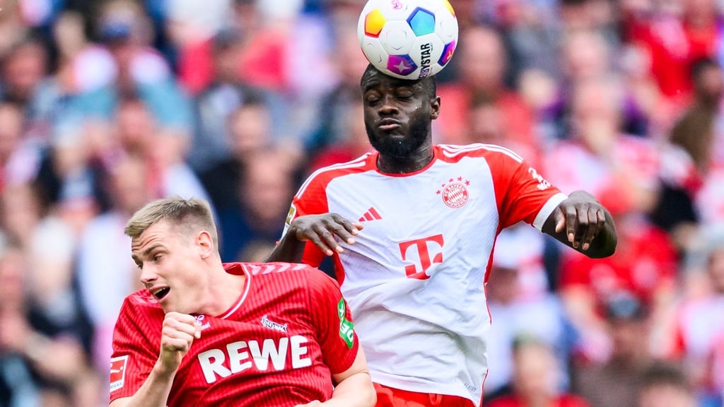 Bayerns Dayot Upamecano (r) im Zweikampf mit Kölns Steffen Tigges.