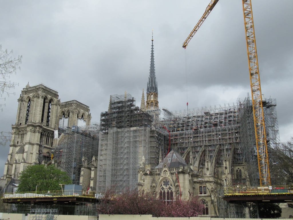 Ein Gerüst mit mehr als 90 Metern Höhe verdeckt die Sicht auf die Kathedrale. Zur Olympia-Eröffnung soll davon nicht mehr viel zu sehen sein.