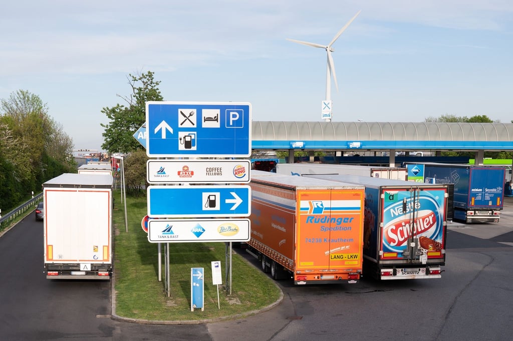Zahlreiche Lkws parken an der Autobahnraststätte Dresdner Tor Süd an der Autobahn 4.
