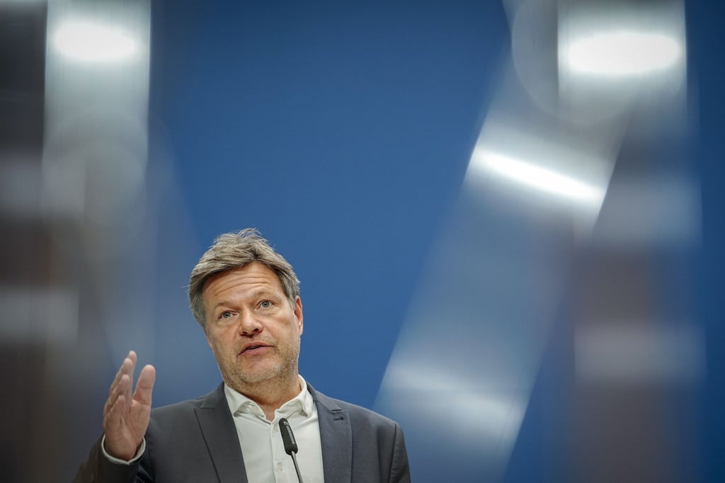 „Wir sehen heute, dass die Stromversorgung weiter sicher ist, die Strompreise auch nach dem Atomausstieg gefallen sind und die CO2-Emissionen ebenfalls runtergehen“, sagt Robert Habeck (Bündnis 90/Die Grünen).