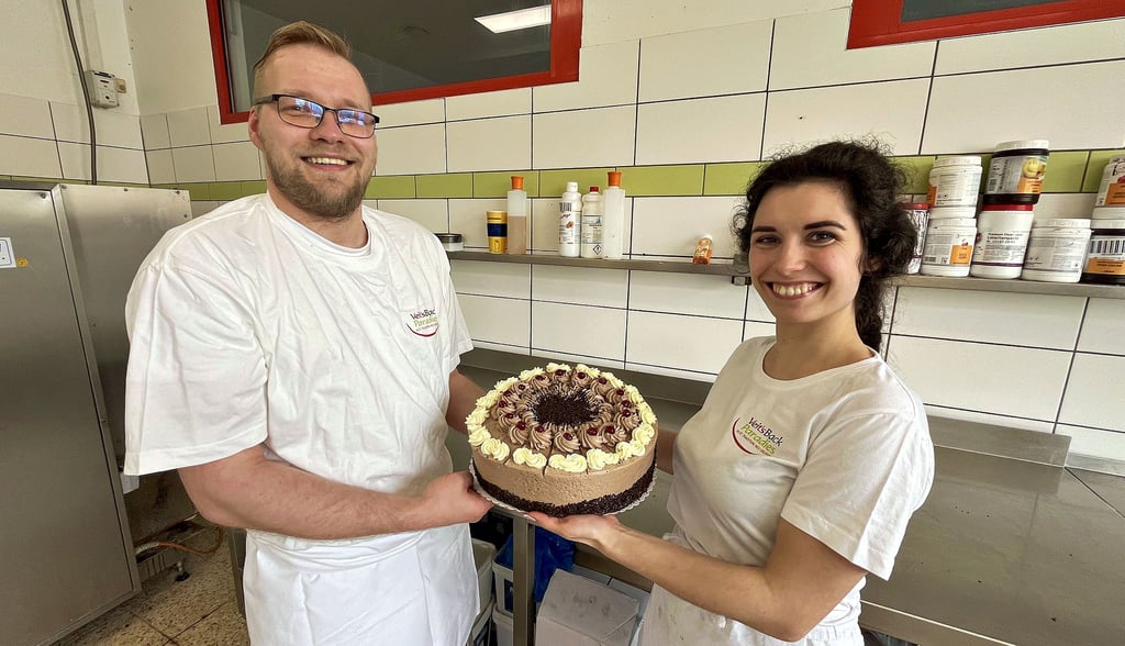 Sascha Bielig und Anastasia Kornienko präsentieren die begehrte Schokocremetorte, die bei den Jugendlichen besonders beliebt war.