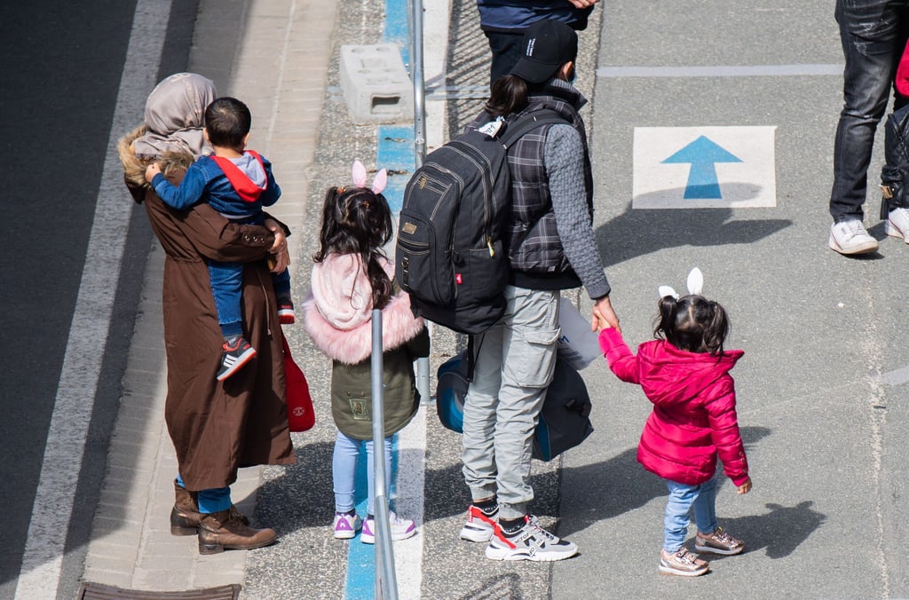 Flüchtlinge, die aus griechischen Flüchtlingslagern mit erbärmlichen Zuständen geholt wurden, kommen am Flughafen Hannover an.