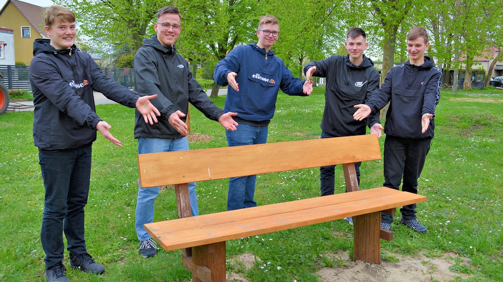 Die Schüler der 9. Klasse der Sekundarschule in Osterburg (Kreis Stendal) durften sich selbst aussuchen, wo die Bänke stehen sollen. Zum Chillen ideal finden Adam, Thorben, Georg, Mika und Lukas.