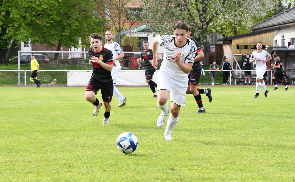 Für Luca Hohmann (v.) und den VfB Ottersleben wird es immer schwerer, die Klasse zu halten.
