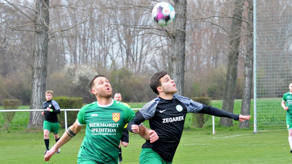 Landesliga-Schlusslicht TSV Grün-Weiß Kleinmühlingen/Zens um Chris Katte (links) sendete beim Auswärtsspiel in Blankenburg ein Lebenszeichen im Kampf um den Klassenerhalt.