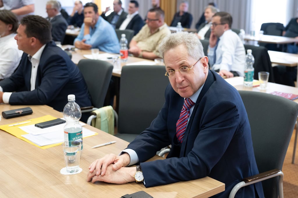Hans Georg Maaßen, Bundesvorsitzender der Werteunion, sitzt anlässlich der Gründung des Landesverbandes seiner Partei in Sachsen in einem Konferenzraum.