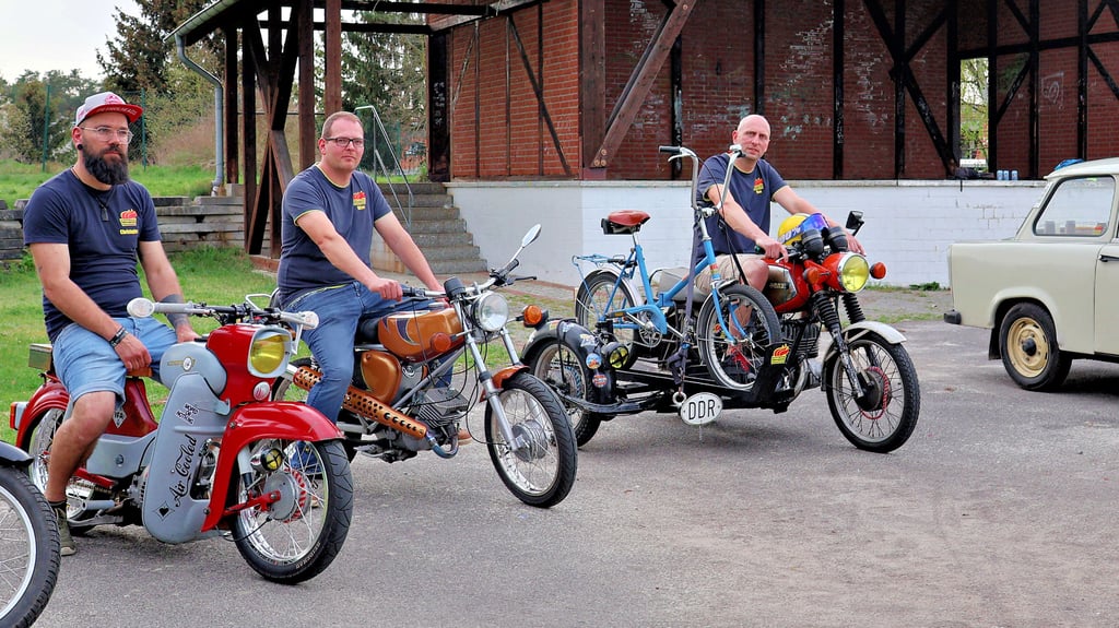 Christopher Pander, André Riese und Ron Koch (von links) gehören zum Team „Standjass Schollene“, das jedes Jahr das Oldtimertreffen organisiert.