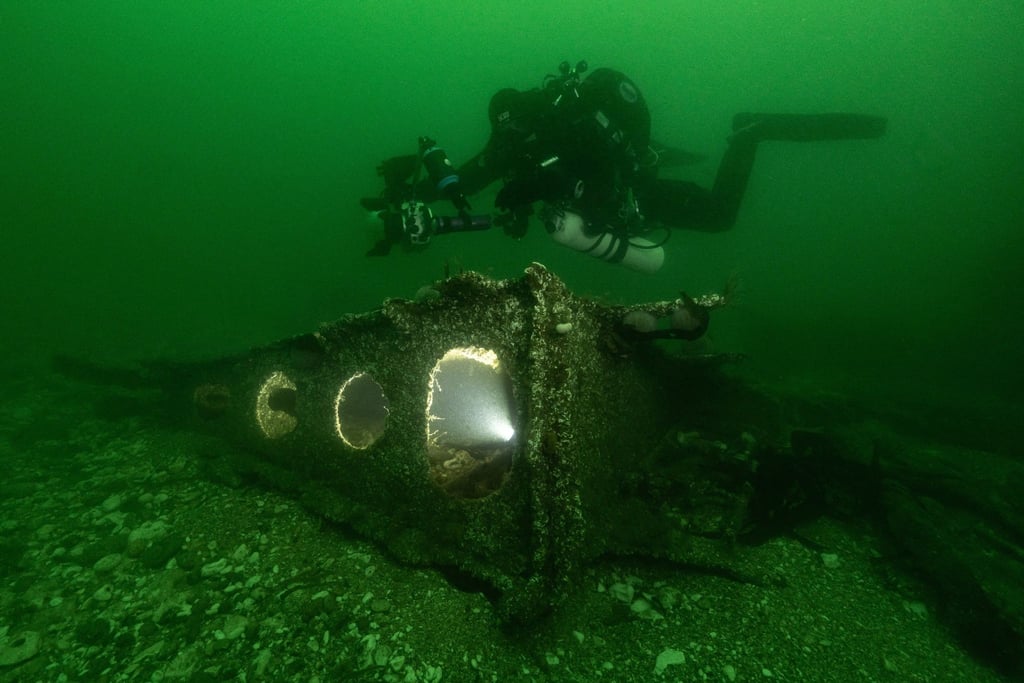Ein Forscher taucht in der Nordsee vor einem Wrackteil des 1919 vor Helgoland gesunkenen U-Boots „UC 71“.