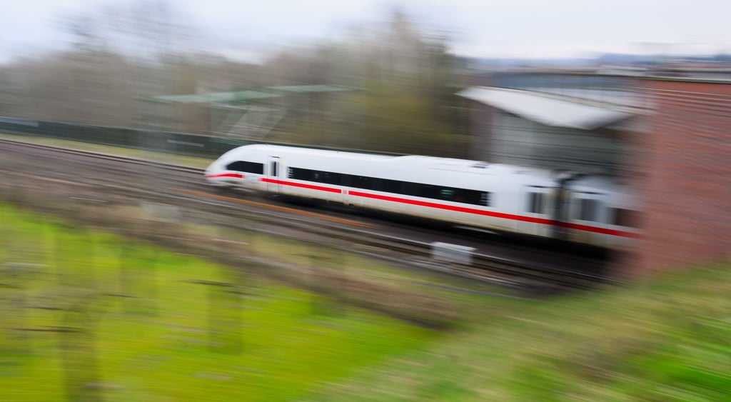 Ein ICE fährt auf einer Bahntrasse. (zu dpa: „ICE in Thüringen liegengeblieben - 450 Menschen betroffen“)