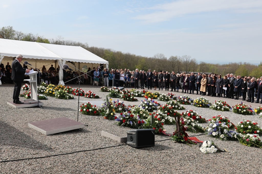 Teilnehmer stehen auf dem ehemaligen Appellplatz bei der Gedenkfeier zum 79. Jahrestag der Befreiung des Konzentrationslagers Buchenwald.