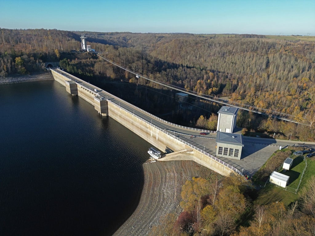 Blick auf Staumauer der Rappbodetalsperre.