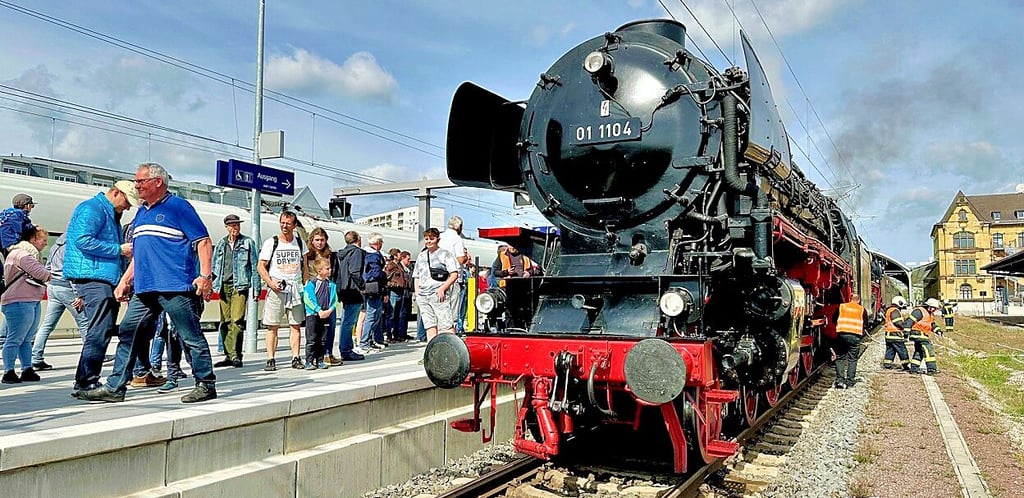 Was für ein Anblick in Halle! Die beiden Dampfloks waren gekoppelt und zogen den 280 Meter langen Sonderzug. Die „01“ übernahm die Führungsrolle.