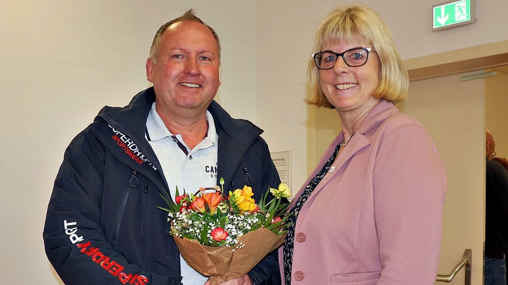 Maik Mund nimmt in Schönhausen als Wahlsieger die Glückwünsche von Verbandsgemeindebürgermeisterin Steffi Friedebold entgegen.
