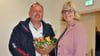 Maik Mund nimmt in Schönhausen als Wahlsieger die Glückwünsche von Verbandsgemeindebürgermeisterin Steffi Friedebold entgegen. 