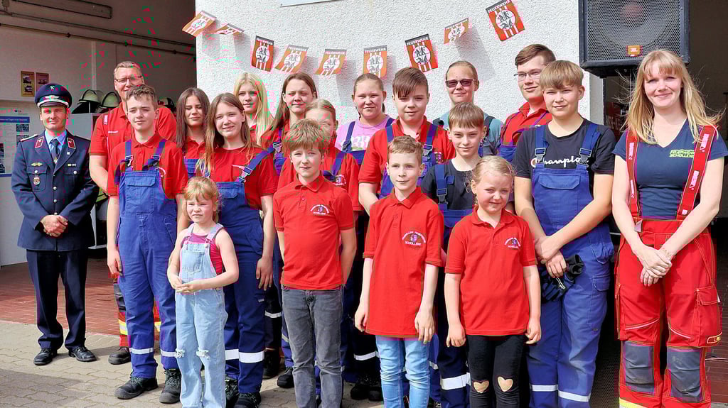 Die Mitglieder der Kinder- und Jugendgruppe der Feuerwehr Schollene beim Tag der offenen Tür – mit Wehrleiter Andreas Musow und Jugendwart Marcus Wolf (1. und 2. von links) sowie Kinderwartin Lea Limp (rechts).