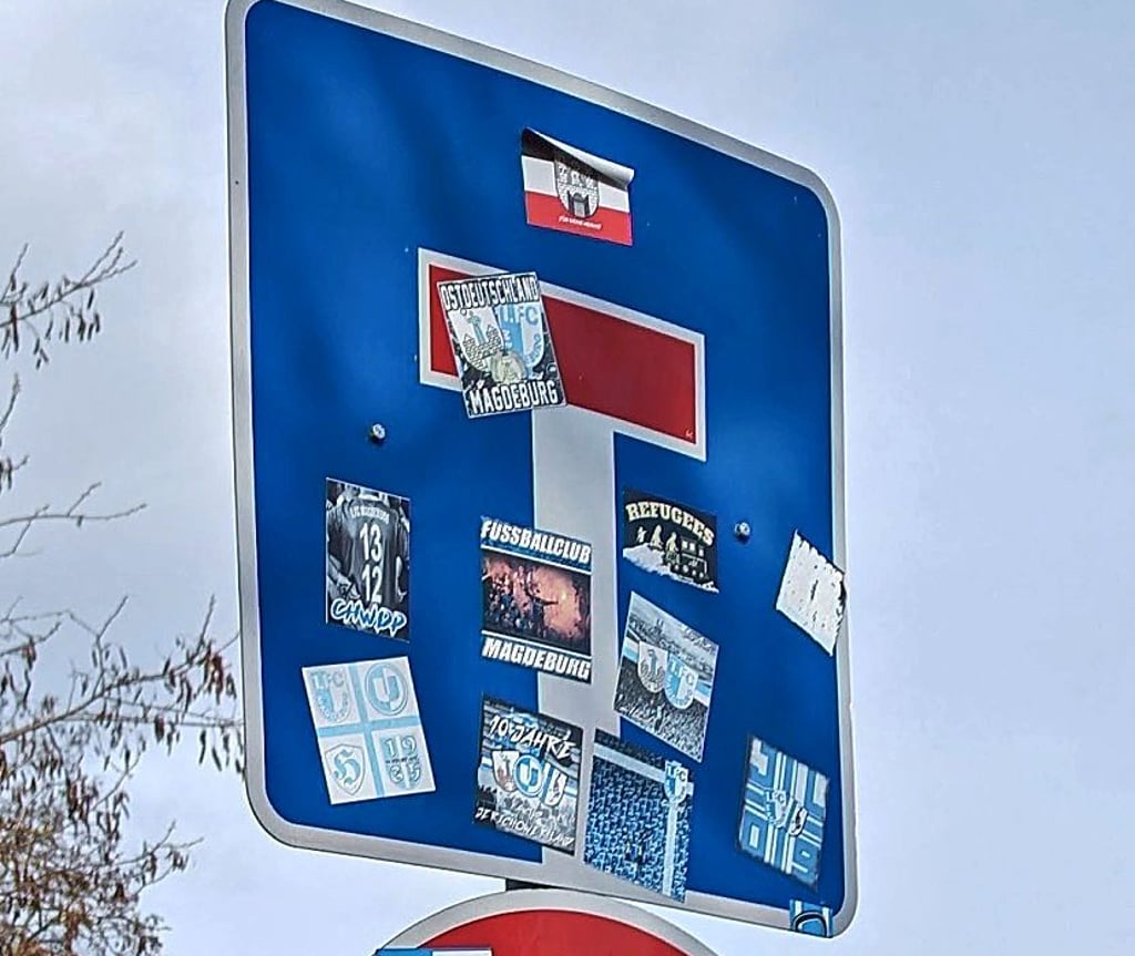 An der Auffahrt zum Gerwischer Bahnhof ist die Tonnagenbegrenzung unter den zahlreichen Spuckis nicht mehr zu erkennen, das höher gelegene Sackgassenschild ist schwerer zu erreichen. Dort klebt einer der Reichsflaggen-Spuckis.