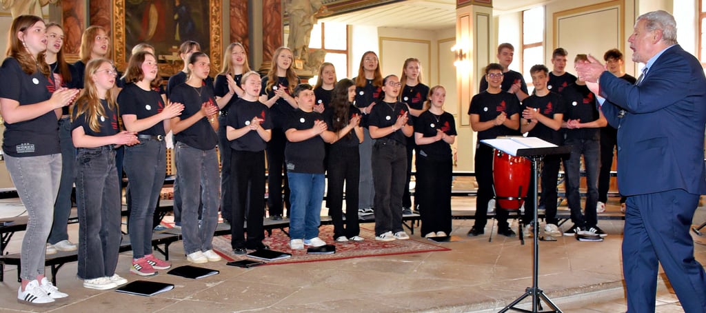 Beim ersten nationalen Kinder- und Jugendchorfestival in Egeln erfreuten auch die Sängerinnen und Sänger des Gemischten Chors des Dr. Frank Gymnasiums Staßfurt unter der Leitung von Ralf O. Schubert das Publikum.