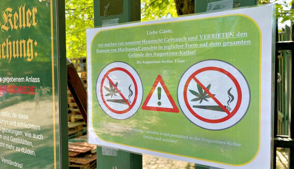 Im Augustiner-Keller in München verweist ein Schild auf das Hausrecht und untersagt damit den Konsum von Cannabis in jeglicher Form. Sind solche Schilder bald auch vor Gaststätten und Hotels im Burgenlandkreis zu sehen?