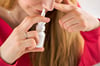 In manchen Fällen kann Nasenspray sinnvoll sein, wenn Patienten vom Heuschnupfen gequält werden.