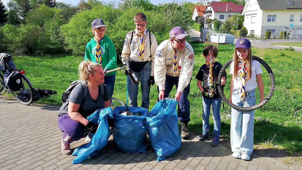 Helge Beer und die Zeitzer Pfadfindet zogen in den Fockendofer Grund und räumten auf. Sie sammelten mehere Säcke voller Müll.