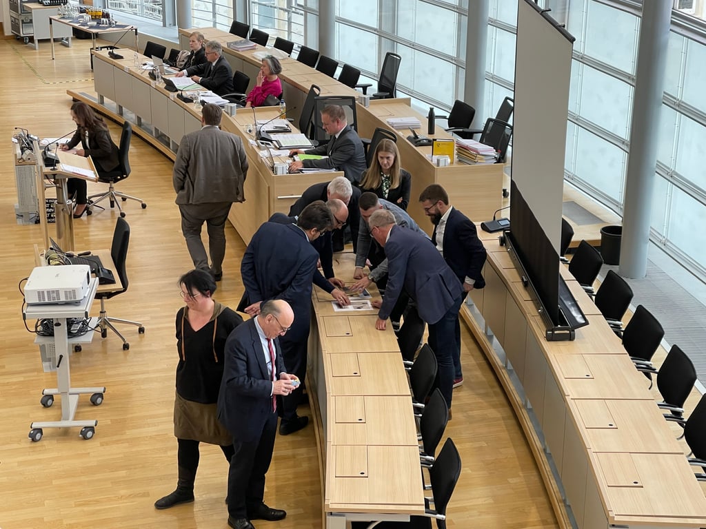 Innenausschuss am 11. April 2024: Politiker betrachten ungläubig die verschiedenen Fotos der Stabhandgranaten.