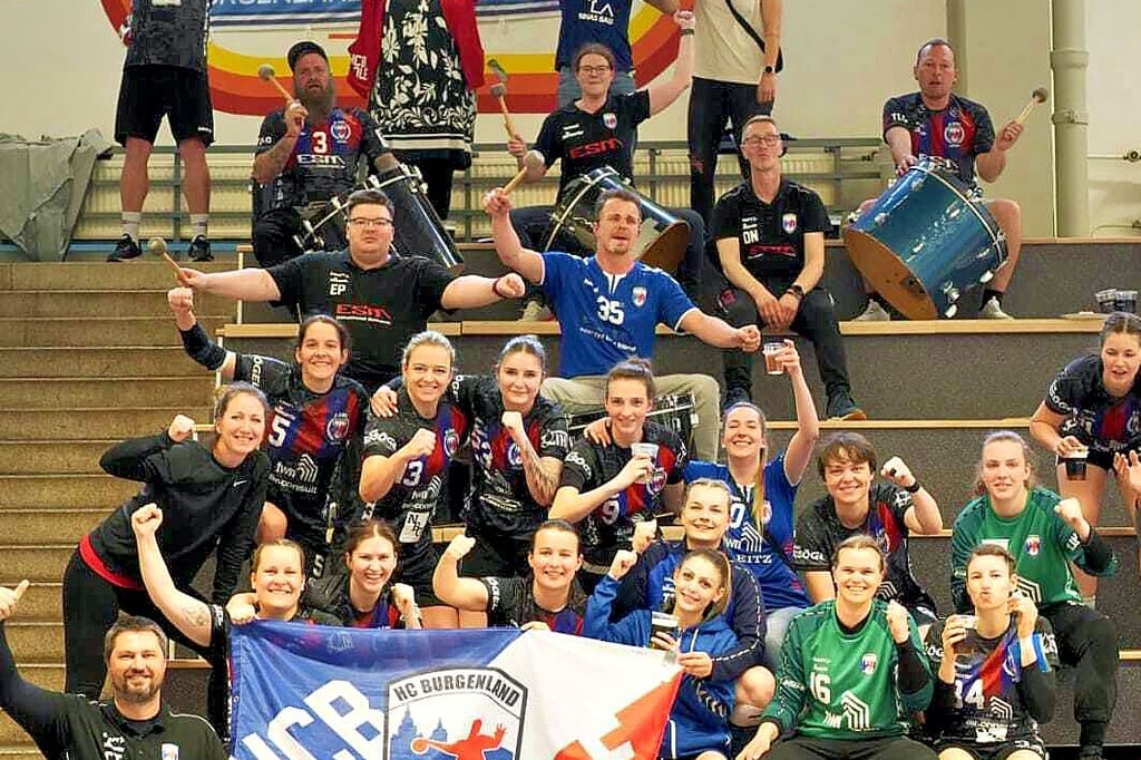 Die Oberliga-Frauen des HC Burgenland und deren mitgereiste Fans feiern am frühen Sonntagabend in Chemnitz den Gewinn des Mitteldeutschen Meistertitels.