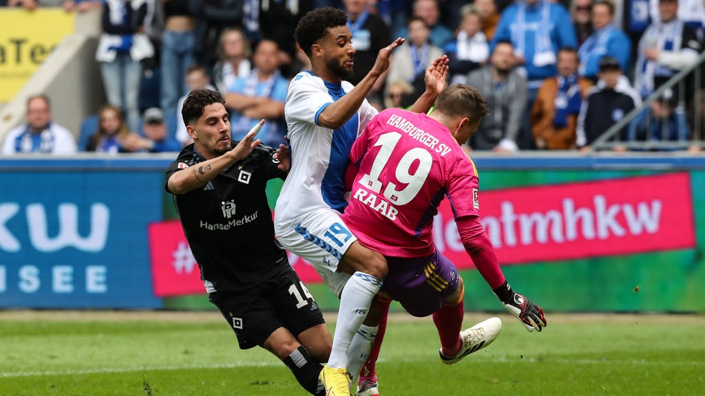 Der 1. FC Magdeburg gab eine 2:0-Führung gegen den Hamburger SV her. Hier holt Leon Bell Bell einen Elfmeter für den FCM heraus.