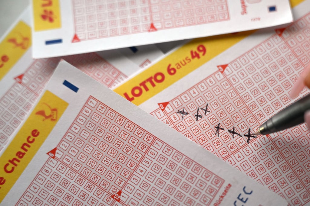 Eine Spielerin füllt einen Lottoschein aus.