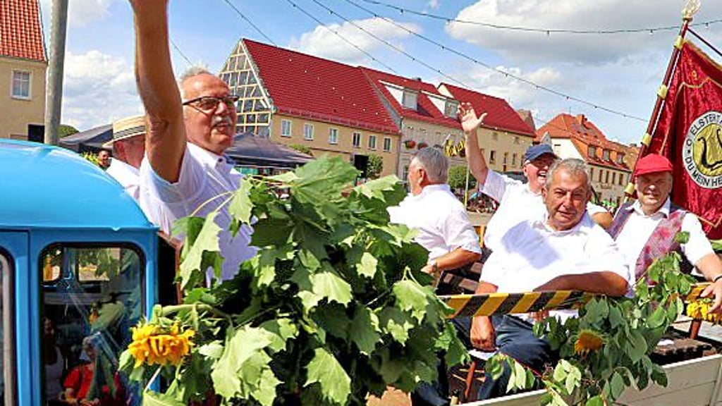 Der Männerchor nimmt stets teil am Festauszug.