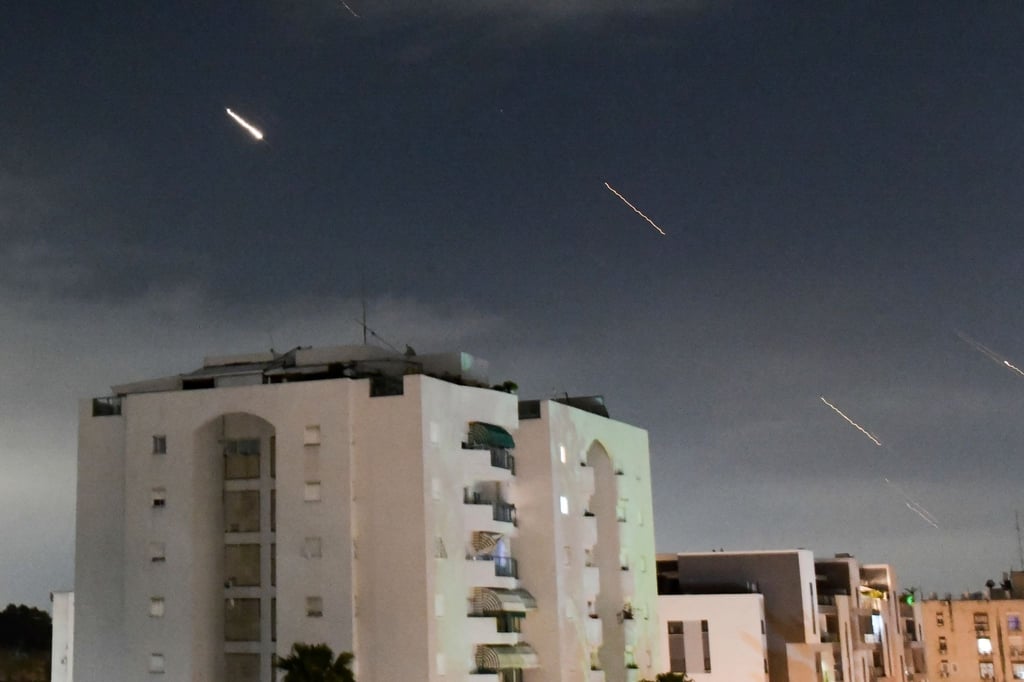 Das israelische Luftabwehrsystem „Iron Dome“ fängt vom Iran abgefeuerte Raketen ab.