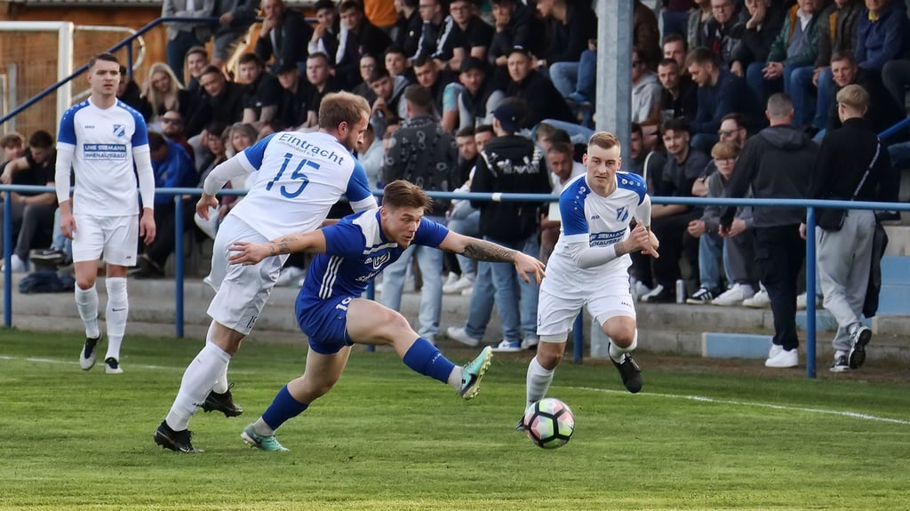 Die über 450 Zuschauer sahen in Lüttchendorf beim Derby gegen den MSV Eisleben (blaue Trikots) einen 4:2-Sieg der Eintracht.