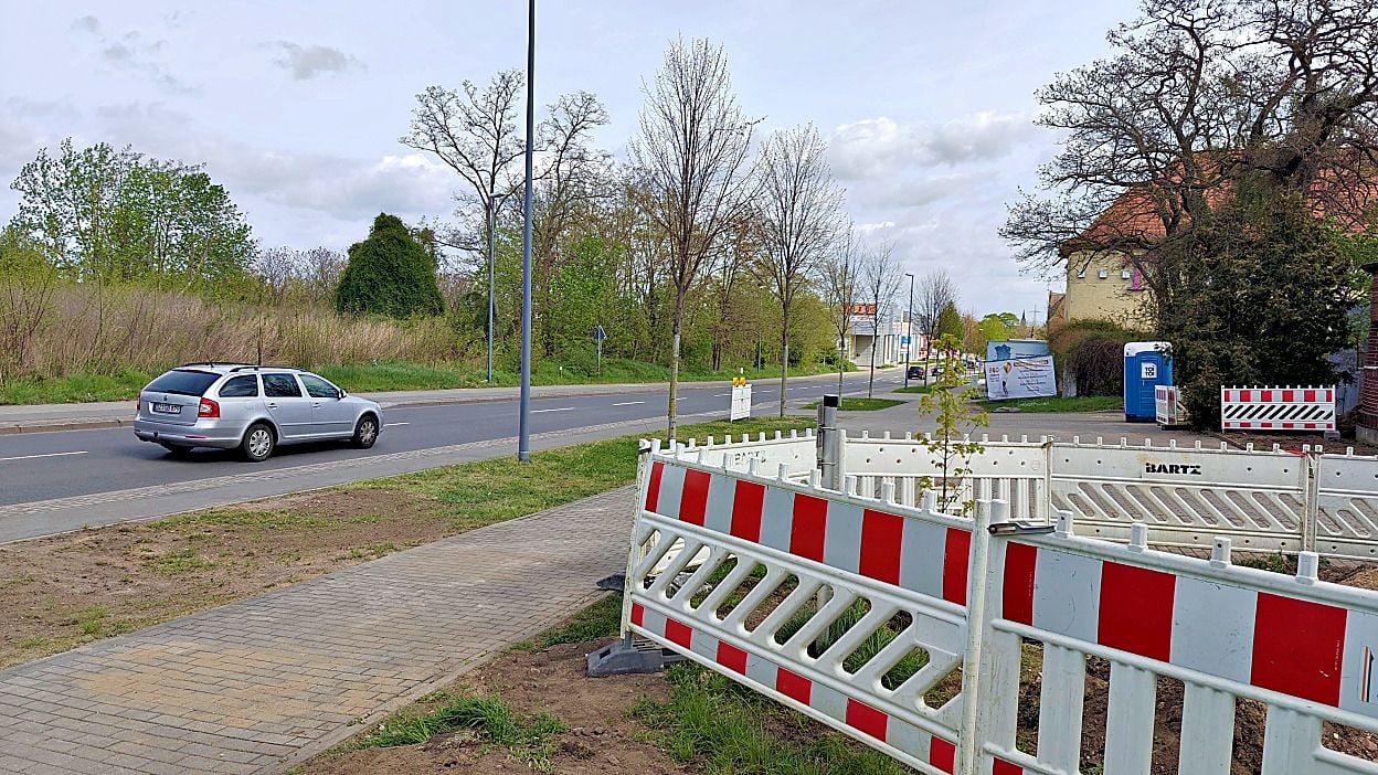 Aufatmen In Bitterfeld: Einspurige Sperrung Vor Kastanienschule ...